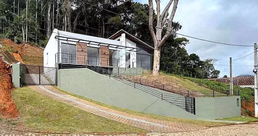 Casa recém-construída com vista privilegiada para o verde em teresópolis