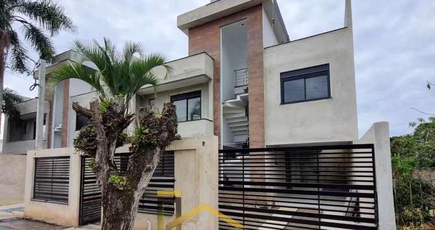 Imperdível oportunidade de investimento: Casa à venda em Curitiba-PR, Uberaba. 3 quartos, 3 suítes, 3 salas, 1 banheiro, 2 vagas de garagem. 160m².