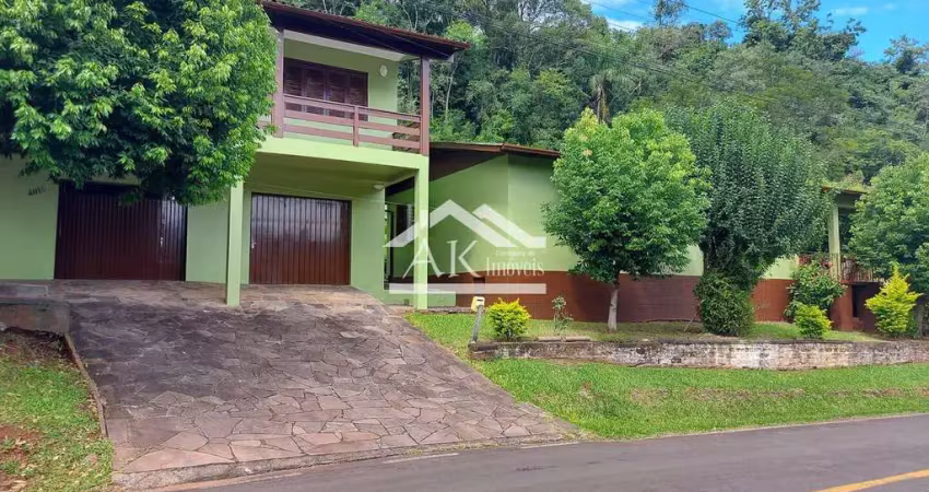 Duas casas em amplo terreno à venda em Picada Café, na Serra Gaúcha.