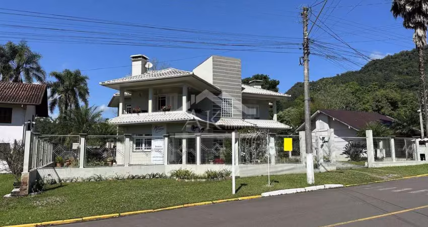 Excelente casa com 3 quartos e uma suíte, à venda no centro de picada café, na serra gaúcha