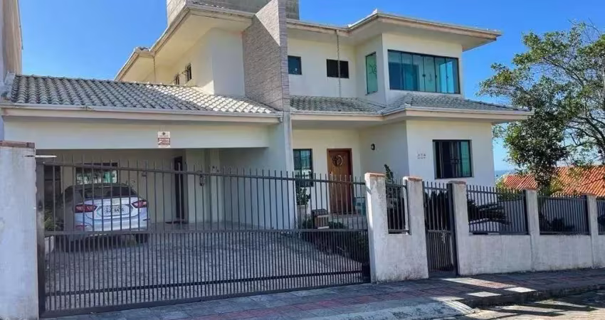 Linda casa - situada em lugar alto , no centro de barra velha . com vista panorâmica para cidade, lagoa e mar.