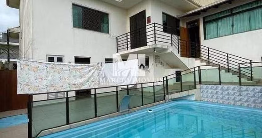LINDA CASA - situada em lugar alto , no centro de Barra Velha . Com vista panorâmica para cidade, lagoa e mar.