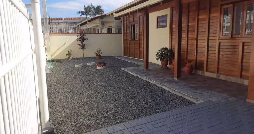 Casa mista com edicula a pouco metros da praia do tabuleiro