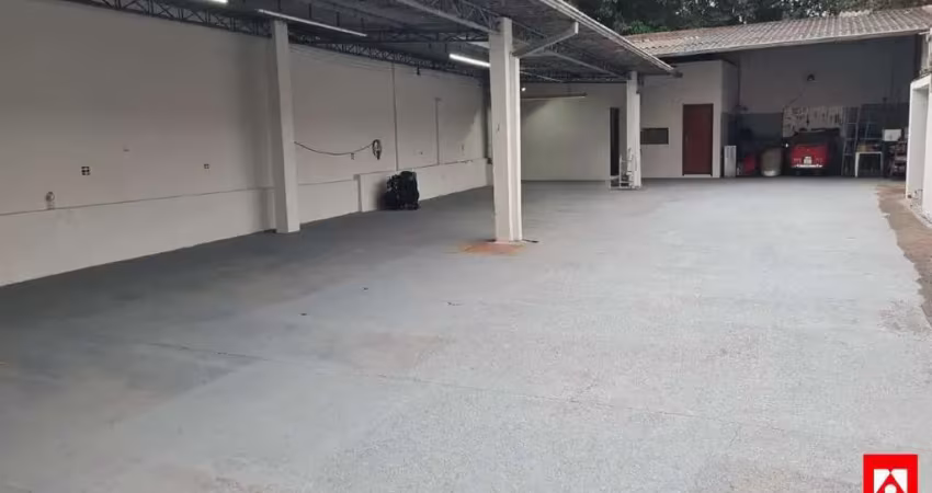 Casa ampla com salão ao lado à venda no centro de Santa Bárbara d'Oeste