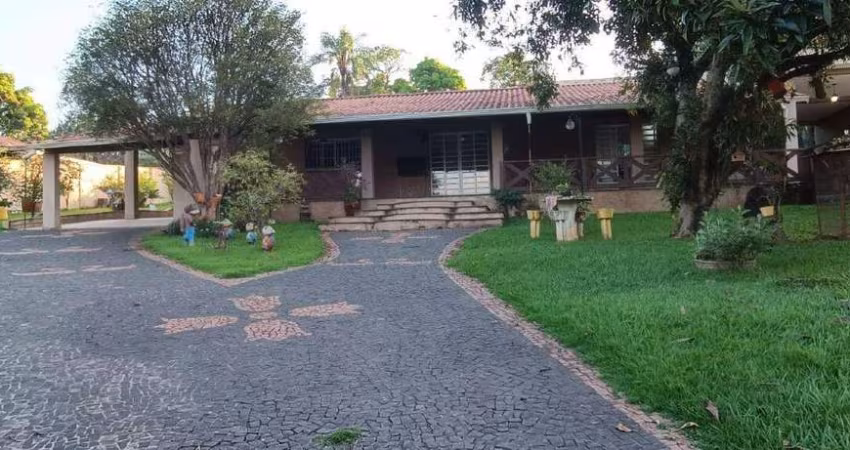 Chácara à venda no Condomínio Santa Júlia em Limeira com piscina.