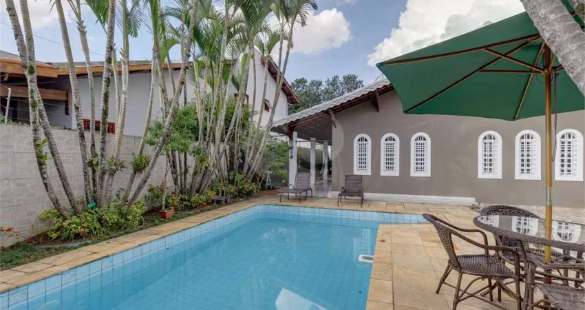 Casa térrea com 3 quartos à venda em Interlagos - SP