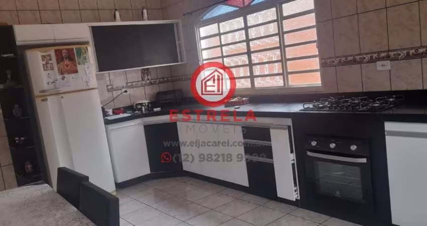 Casa à venda em Jacareí-SP no Jardim Maria Amélia: 3 quartos, 1 suíte, 3 banheiros, 5 vagas, 360m². Imperdível!