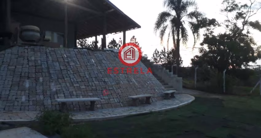 Chácara à venda em Jacareí-SP, bairro Veraneio Irajá: 1 quarto, 1 sala, 1 banheiro, 2 vagas de garagem, 240m² de área.