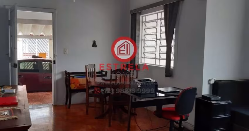 Imperdível oportunidade: Casa à venda no Centro de Jacareí-SP, com 3 quartos, 1 sala, 2 banheiros, 2 vagas de garagem e 296m² de área.