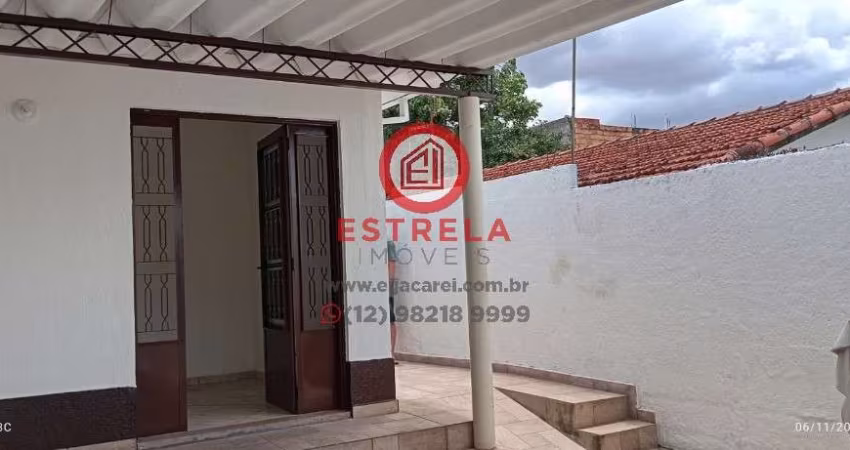 Venda ou Locação: Casa com 2 quartos e suíte no Parque Califórnia, Jacareí-SP  116,53m², 2 vagas.