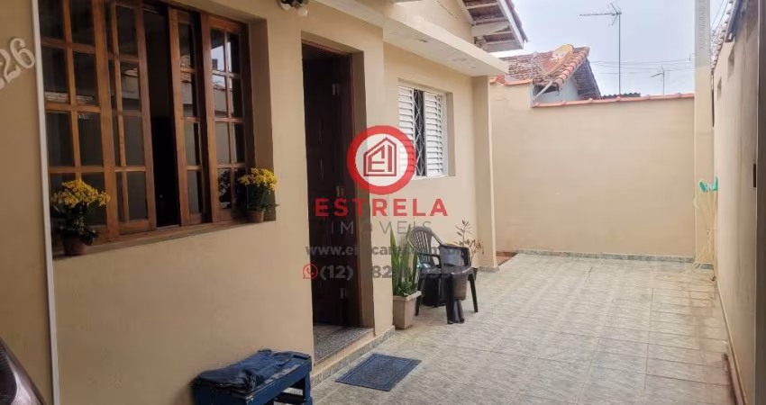 VENDO CASA COM EDÍCULA NOS FUNDOS ... FRENTE Casa com 3 quartos, sendo 1 suíte NO JARDIM PRIMAVERA EM JACAREÍ/SP