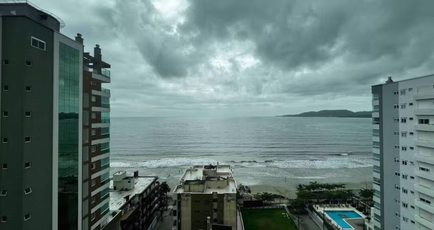 Vendo Cobertura Quadra Mar em Meia Praia 4 Suítes + 3 vagas de garagem Pagamento facilitado Direto com dono.