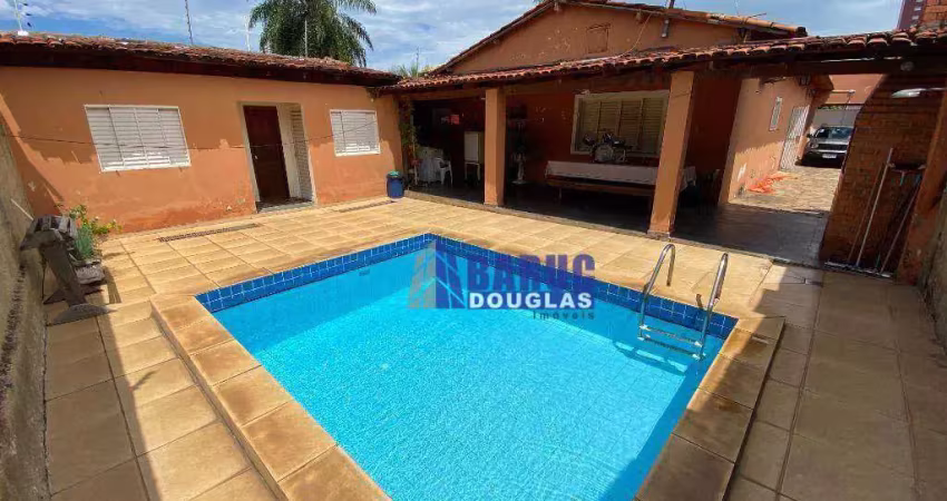 Vende-se uma casa com 235m2 construídos em um terreno com 420m2 com ótima localização no Bairro Jardim Cuiabá, Parte alta do Bairro, casa toda em laje