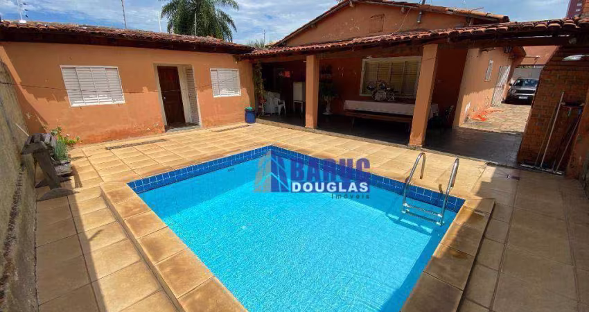 Casa térrea com 4 quartos com 235 m² no alto do bairro Jardim Cuiabá  R$ 1.150.000 - aceita financiamento e pega apto como parte de pagamento.