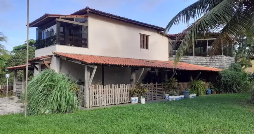 Vendo casa de 4/4, sendo 02 suites, com area privativa de  680 m²,  área de terreno de 2.912 m2 localização privilegiada - no condomínio aguas finas  - na estrada do coco.