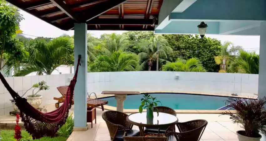 Vendo casa de 5/4, sendo 02 suites, com area privativa de 420 m², infraestrutura de clube completa - localização privilegiada - no condomínio vila do bosque - na estrada do coco.