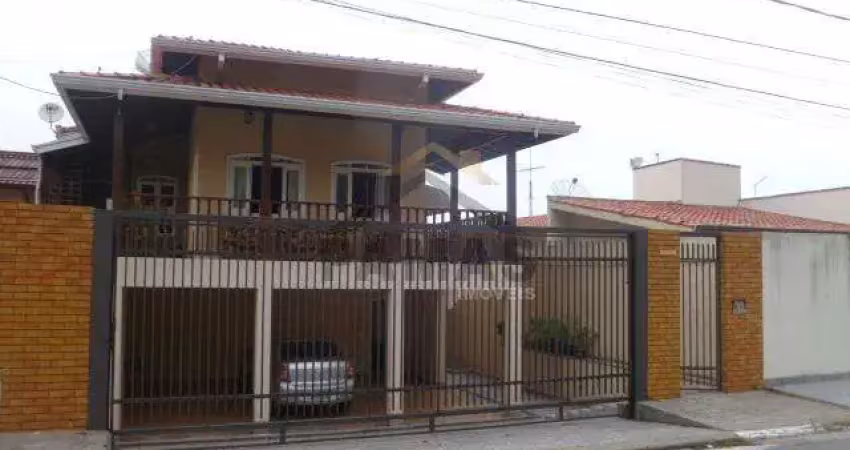 Belissima casa a venda, 04 dormitorios sendo 02 suites, 03 vagas de garagem