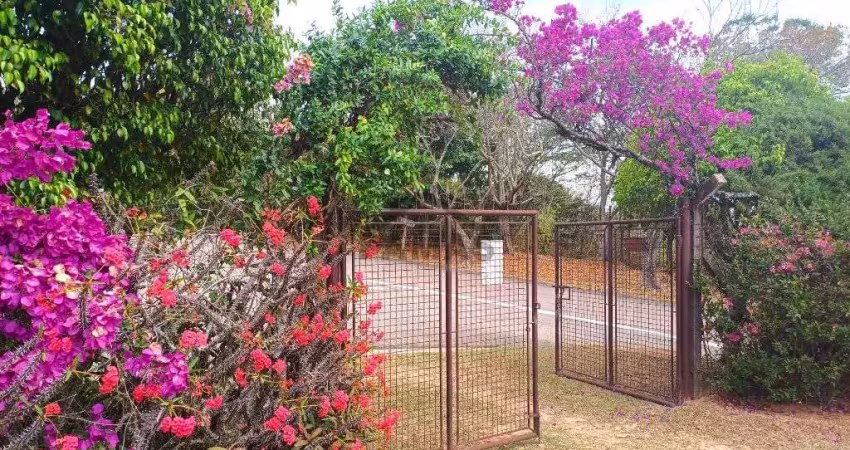 Magnifico terreno plano, de esquina e com casa, quiosque com churrasqueira e piscina na cidade de vinhedo/sp