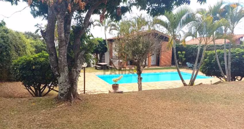 Magnifico terreno plano, de esquina e com casa, quiosque com churrasqueira e piscina na cidade de vinhedo/sp