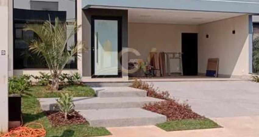 Casa em Condomínio com 3 suítes e piscina