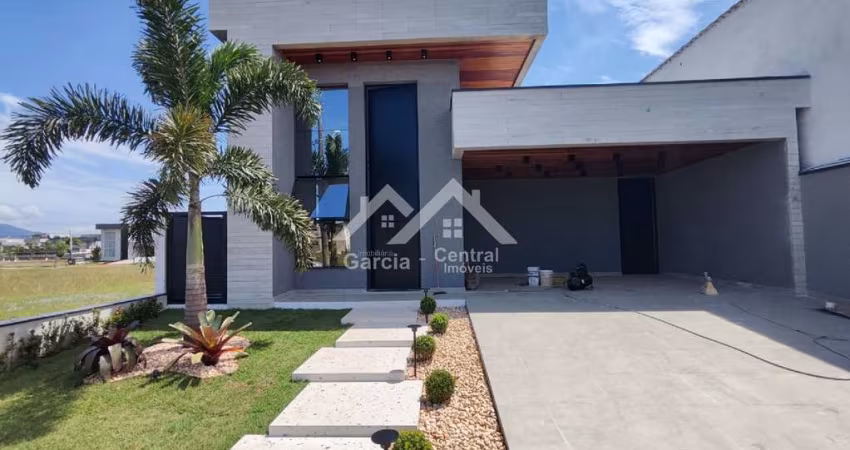 Casa em condomínio fechado em Peruíbe, alto padrão com 3 suítes e piscina