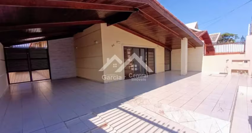 Casa próximo a praia em peruíbe com 3 quartos e área de lazer com churrasqueira e piscina