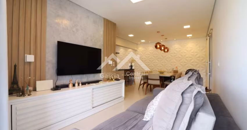 Apartamento no Centro de Peruíbe com armários planejados e visão para o mar e serra do Guaraú