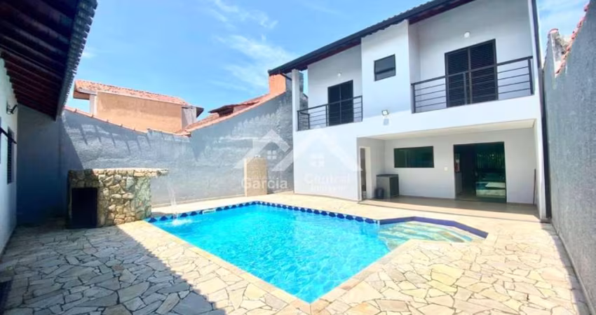 Sobrado com 4 quartos (3 suítes), área de lazer com churrasqueira e piscina em Peruíbe