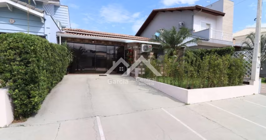 Casa em condomínio fechado em Peruíbe térrea com 3 quantos sendo 1 suíte e área de lazer