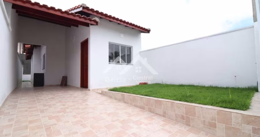 Casa em Peruíbe com 2 quartos (1 suíte) e garagem para 2 carros