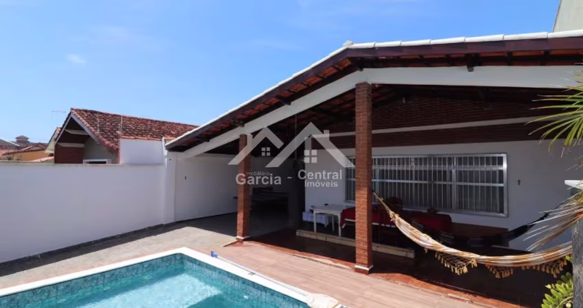 Casa com 2 quartos edícula e área de lazer com piscina em Peruíbe