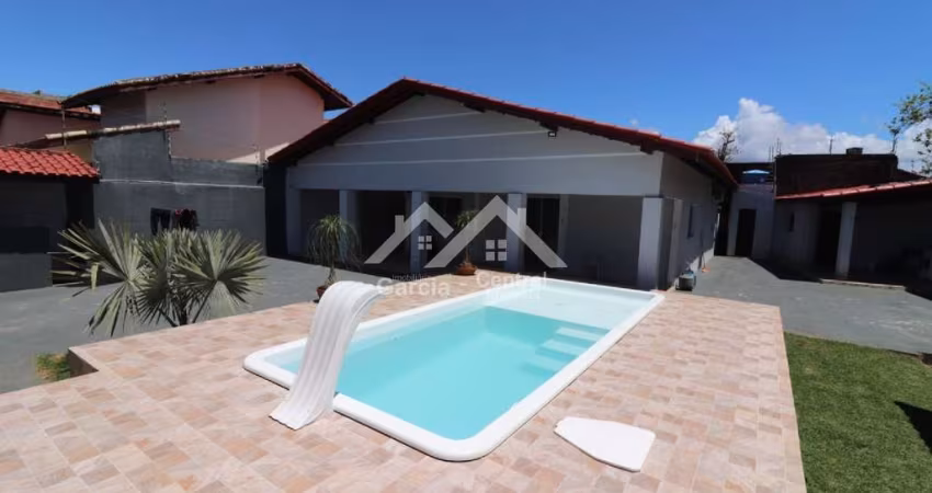 Casa em Peruíbe com 3 quartos e área de lazer com piscina