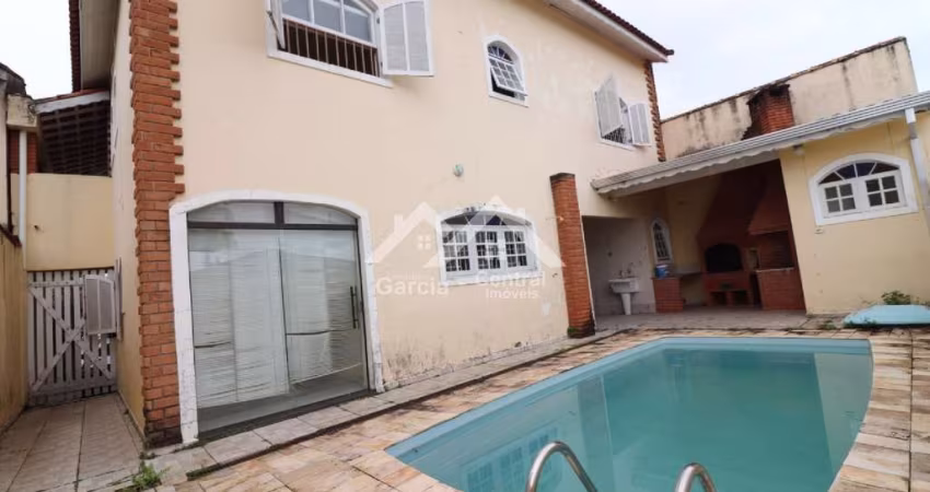 Sobrado com 4 dormitórios e piscina, no Centro de Peruíbe