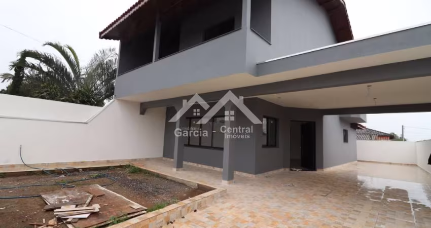 Sobrado em Peruíbe com 4 dormitórios e espaço para piscina