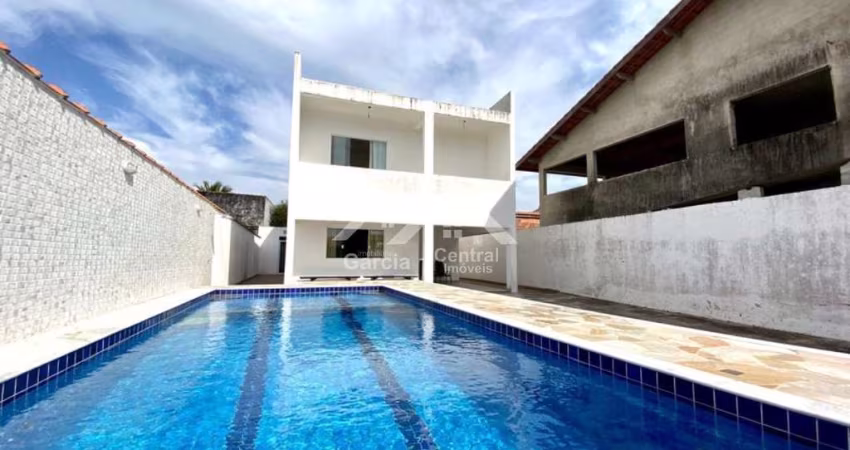 Sobrado em Peruíbe com 4 quartos (1 suíte com closet e varanda) e área de lazer com piscina