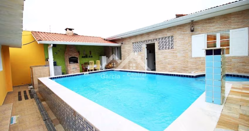 Casa com piscina e edícula em Peruíbe