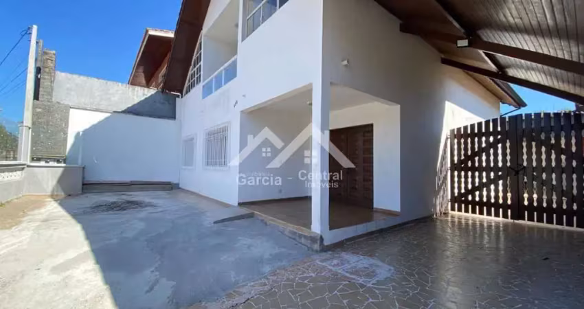 Sobrado lado Praia em Peruíbe com 4 Dormitórios (1 Suíte), Edícula e Espaço Gourmet