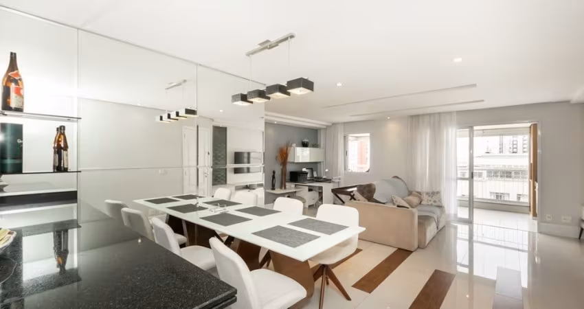 Amplo apartamento, muito bem distribuído em seus 104m², contemplando: sala ampliada para 3 ambientes (podendo reverter para um 3º dormitório), varanda gourmet com churrasqueira a carvão e pia de apoio