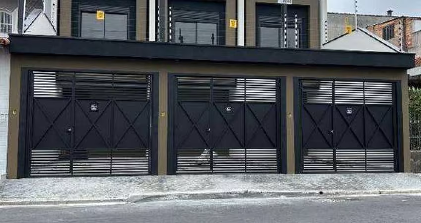 Sobrados novos, com arquitetura contemporânea em rua residencial de ótima localização.
