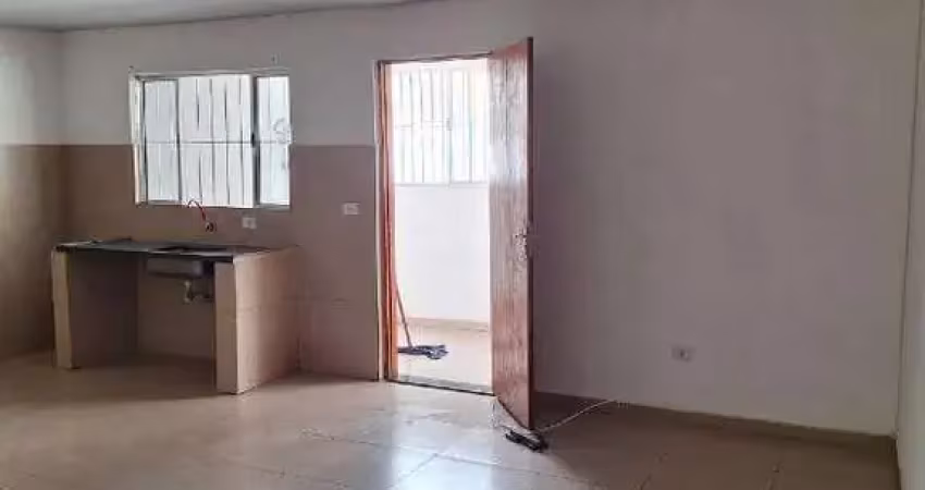 Kitnet próximo ao metrô carrão, padaria, bancos, mercado, feira livre, farmácia e ponto de ônibus na avenida.