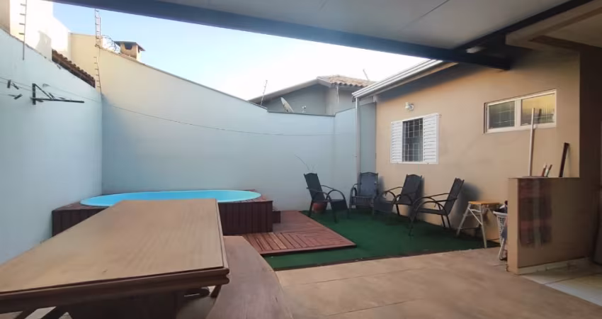 Casa com piscina, churrasqueira e bastante conforto