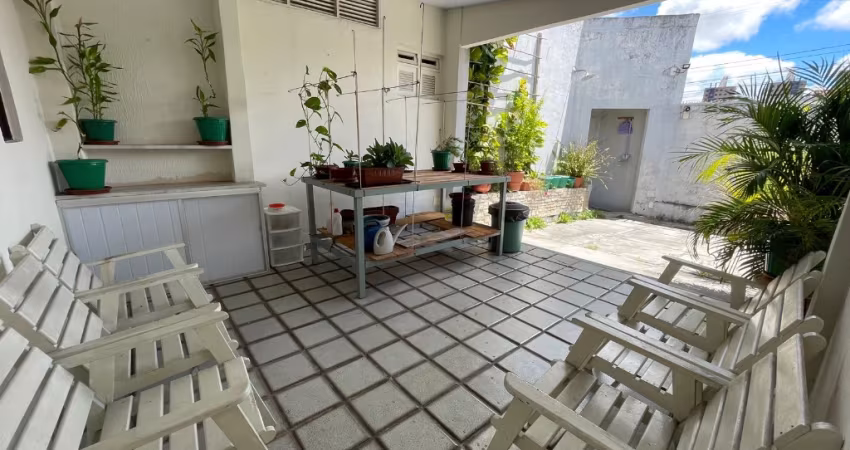 Vendo excelente casa no bairro de candelária com 327m2 de área construída