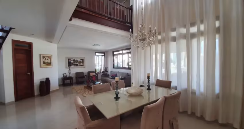 Vendo excelente dúplex em condomínio fechado com 4 suítes.