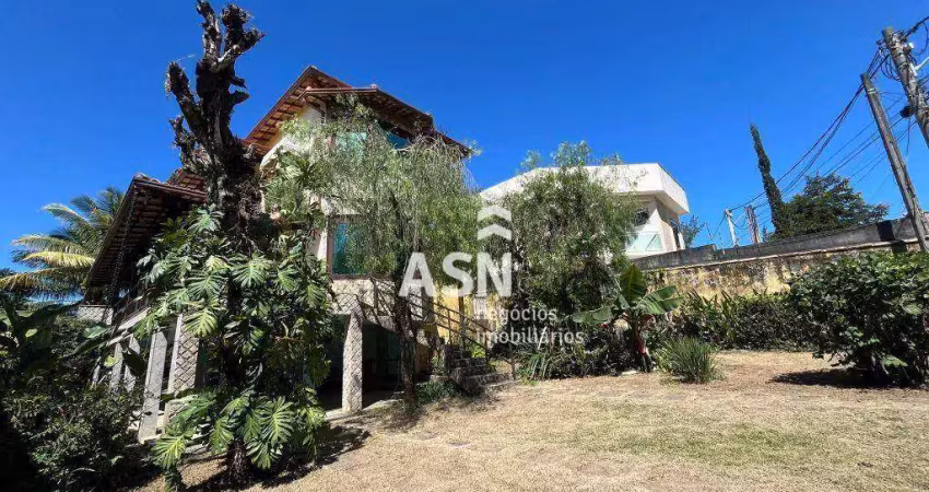 Triplex em terreno único, com piscina, no bairro Costazul