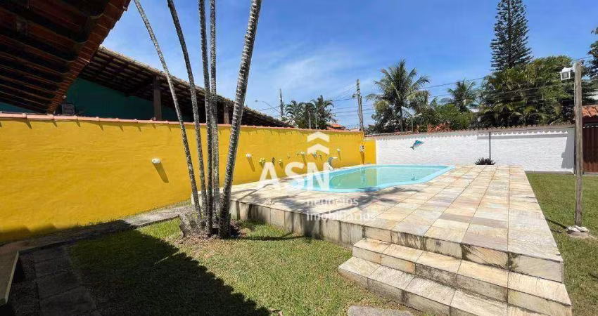 Casa com piscina à venda no Costazul