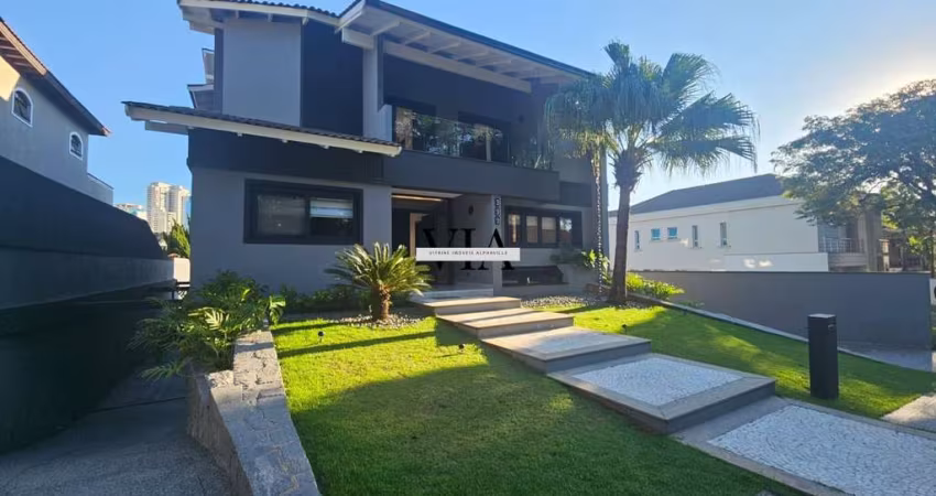 Casa Recém Reformada no Condomínio Residencial 1 em Alphaville - 04 Suítes