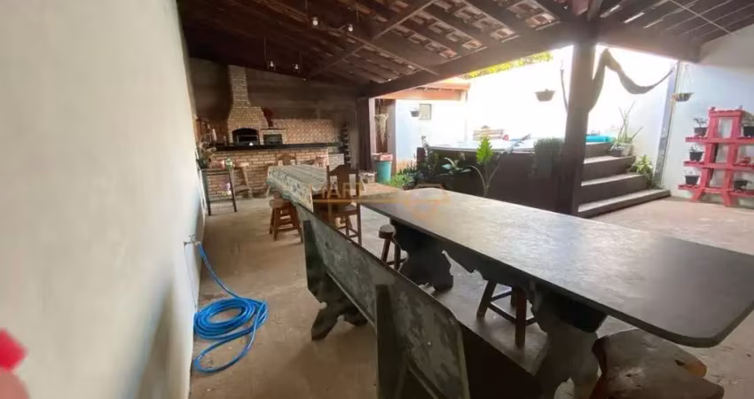 Casa à venda no bairro Santiago - Araguari/MG