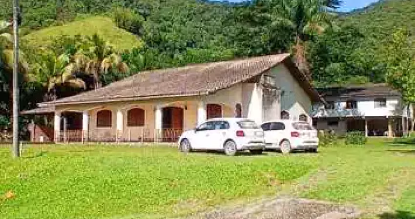 Fazenda para Venda em Silva Jardim, Pirineus, 4 dormitórios, 1 suíte, 2 banheiros, 2 vagas