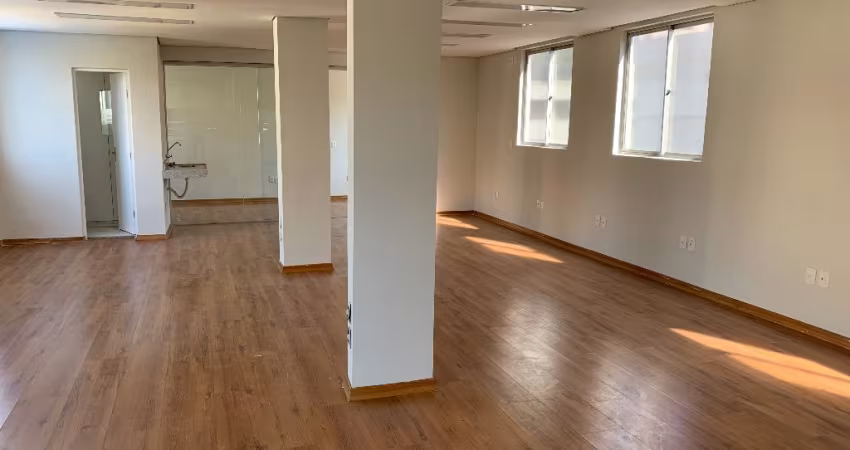 Alugo andar corrido 220m2 Com 6 vagas de garagem privativas