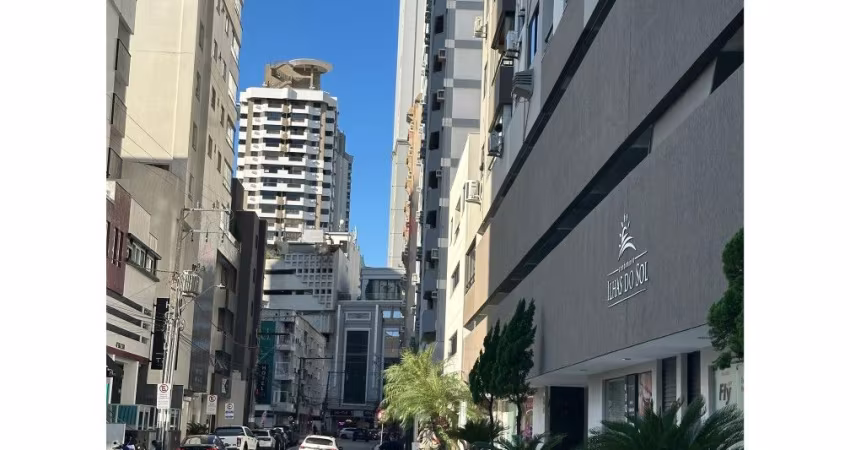 ALUGA-SE ANUAL APARTAMENTO NO CENTRO DE BALNEÁRIO CAMBORIÚ/SC